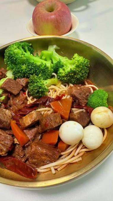今天中午生活化减脂吃的是红烧牛肉面,100克的拉条子加上200克生的牛肉和60克的胡萝卜,