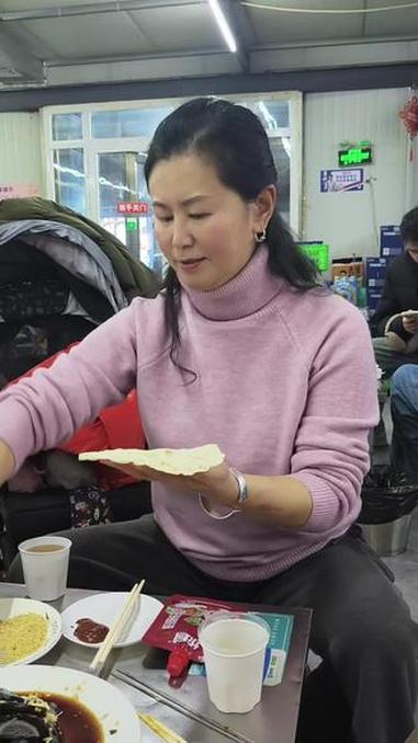 给大家展示一下淄博烧烤正宗吃法,大家来说说你们那里烧烤是怎么吃的?#淄博烧烤 #山东美食