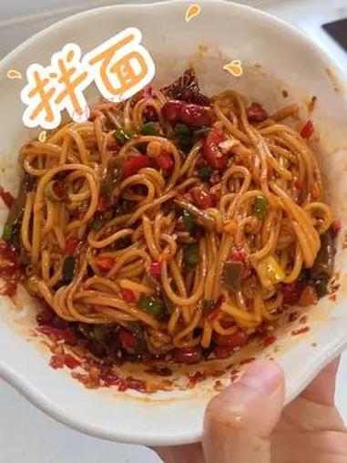 嘎嘎好吃的拌面 10分钟轻松搞定  懒人拌面做法 拌面家常做法