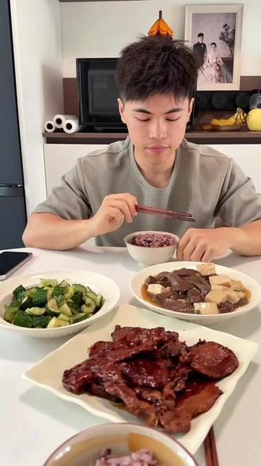 今天吃的是红烧大排，鸭血豆腐羹，凉拌黄瓜加上七色糙米饭#一起吃饭的幸福 #大口吃肉的快乐 