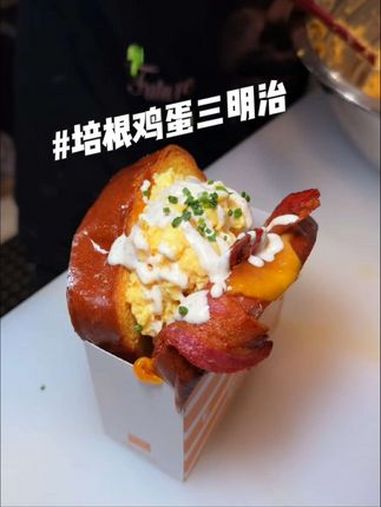 无法抗拒的三明治 酥脆的黄油面包里面塞满了煎好的培根和鸡蛋,太香了 美食教程 三明治 培根