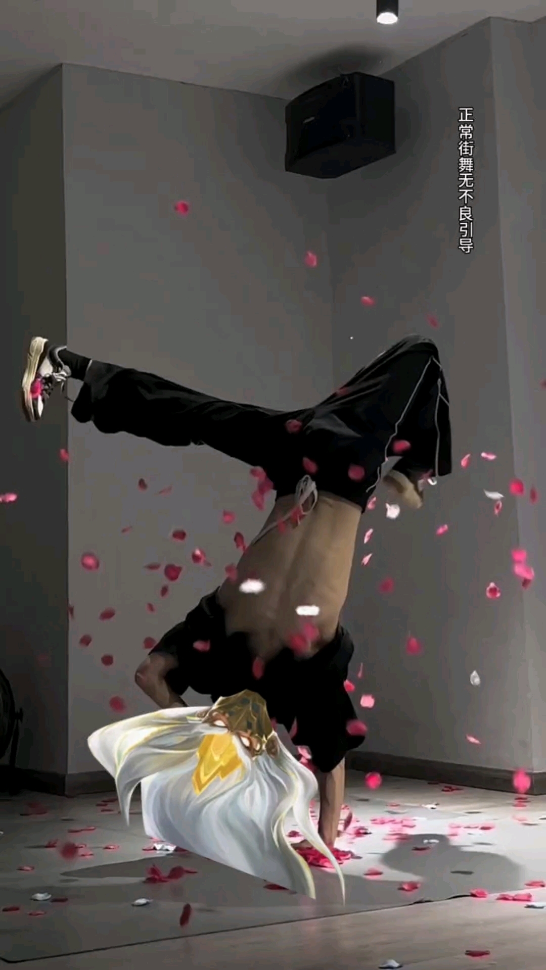 典韦秀了一波肌肉!