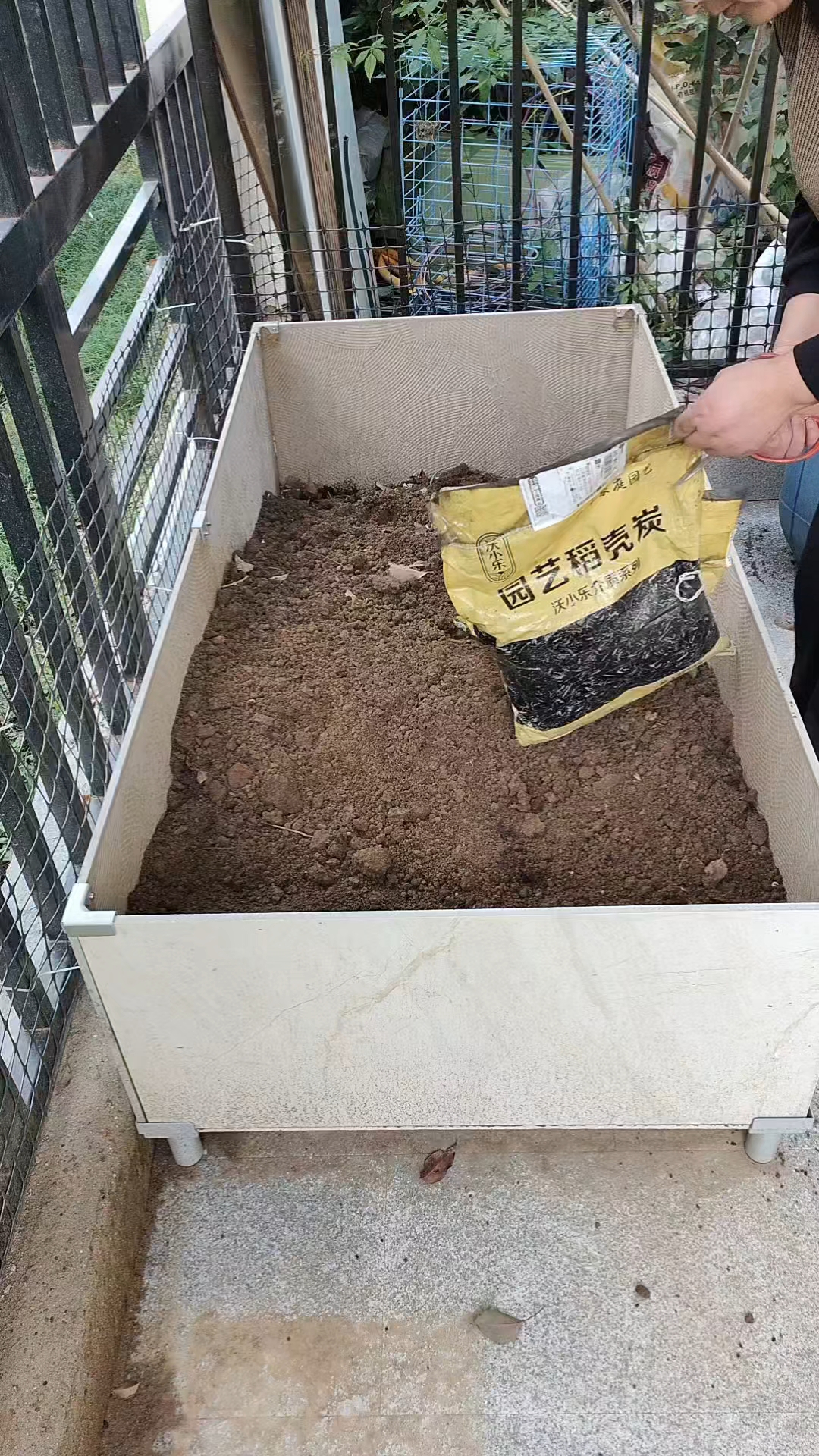 楼顶用瓷砖种菜箱种菜,是特别划算,