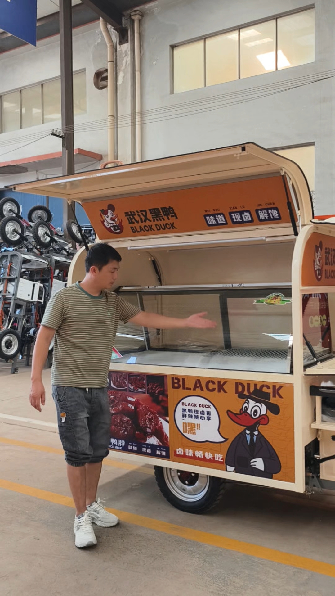 配置冷柜的武汉黑鸭摆摊车