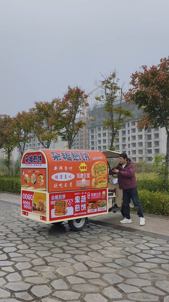 配置齐全的杂粮煎饼摆摊车