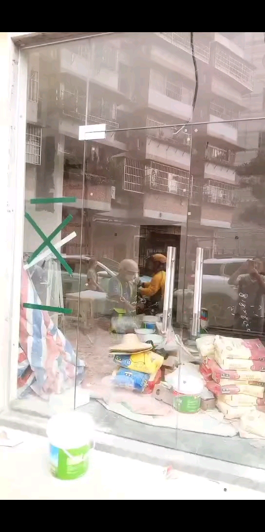 12mm玻璃门面安装完成,专业安装玻璃隔断,办公室,写字楼玻