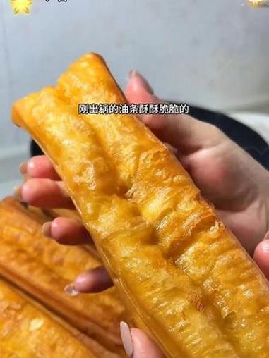 早起5分钟就可以搞定，用家里的油来炸，吃着也更放心，再也不用去早餐店排队买了～油条 炸油条