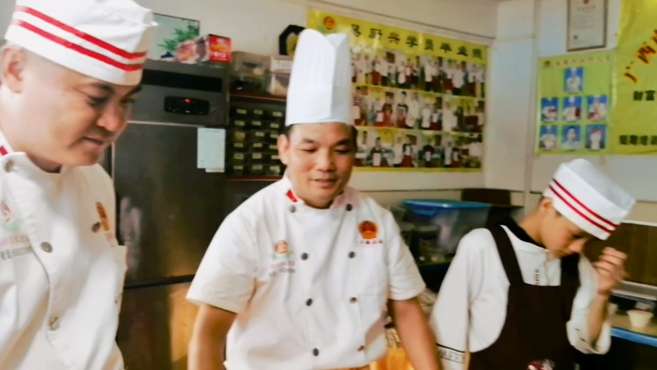 一桌全鸭宴让人眼界大开!看看做了什么菜吧 今天是七月十四,广西人过节要吃鸭!鸭怎么做好吃呢