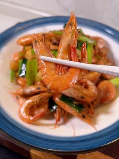 家烧赤虾 如果你没来过温州，那你一定要尝尝我们温州的家烧做法，它在我们这里有很多叫法，有叫