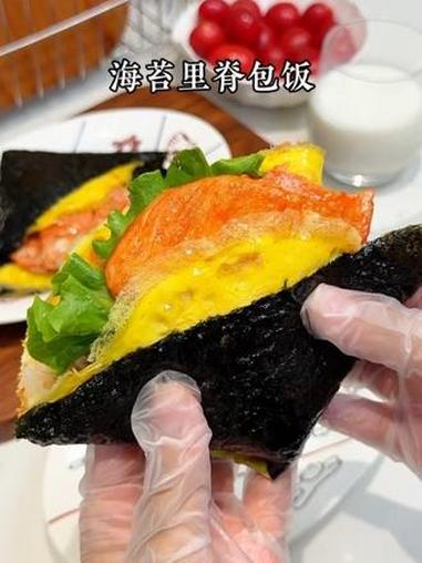 今天给小朋友做了她爱吃的海苔里脊包饭～有肉有菜还有蛋，早上来一个营养丰富还管饱，孩子超满足