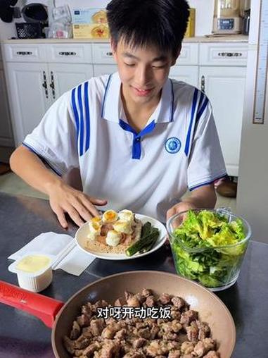 高中生干饭限定，厨艺不够摆盘凑#高中生早餐 #真实生活分享计划