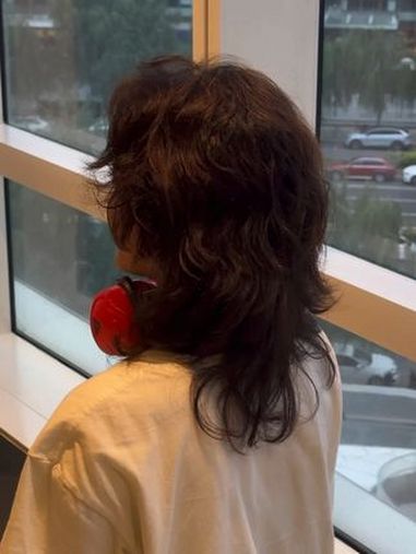 狼尾鲻鱼头搭配嬉皮士卷发真的氛围感拉满了啊 狼尾鲻鱼头 免打理烫发自然吹干效果 剪发前vs