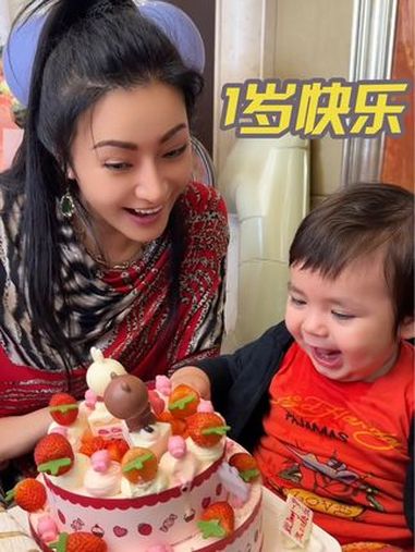 儿子1岁啦,一个蛋糕玩兴奋了～妈妈希望你永远都快乐的如此简单 混血宝宝 治愈系笑容 人类幼