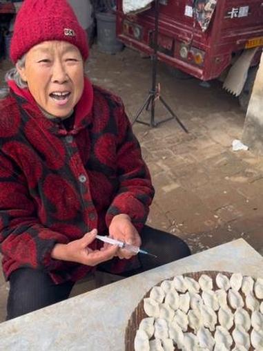 饺子包好了才想起来没放盐,老太太这个办法中不中?#抖音乡村美食 #传统工艺手工制作 #农村