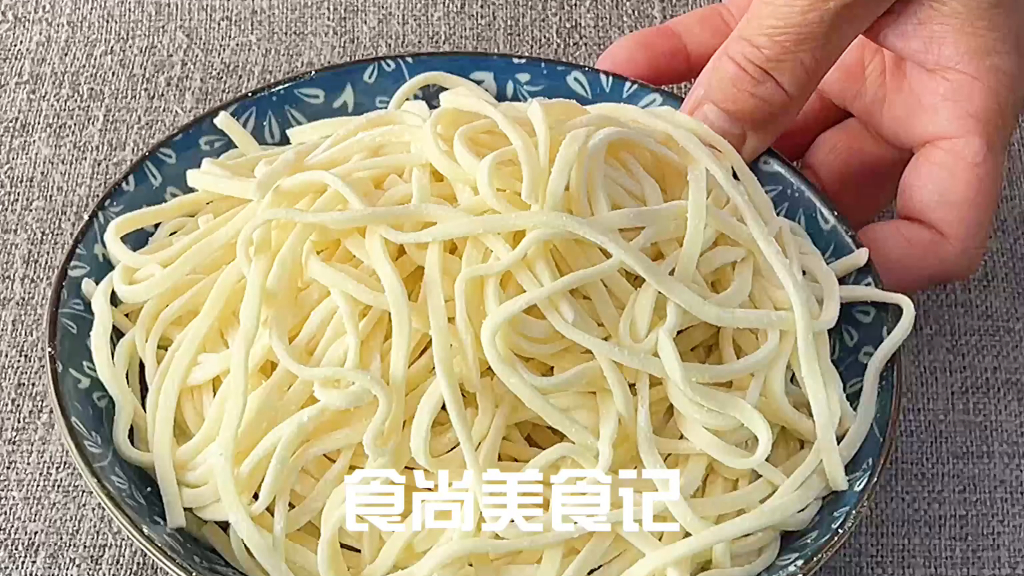 #美食教程##炒面条# 面条最好吃的做法,做法简单,松软劲道,色香味俱全,真解馋