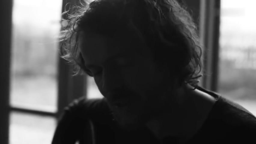 [图]Damien Rice - Older Chests (filmed at home) - YouTube