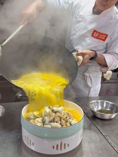 (金汤椒麻肥肠鱼)酸汤酱制作:熟南瓜2500克、劲霸酸辣汁700、海南黄灯笼椒酱2000克