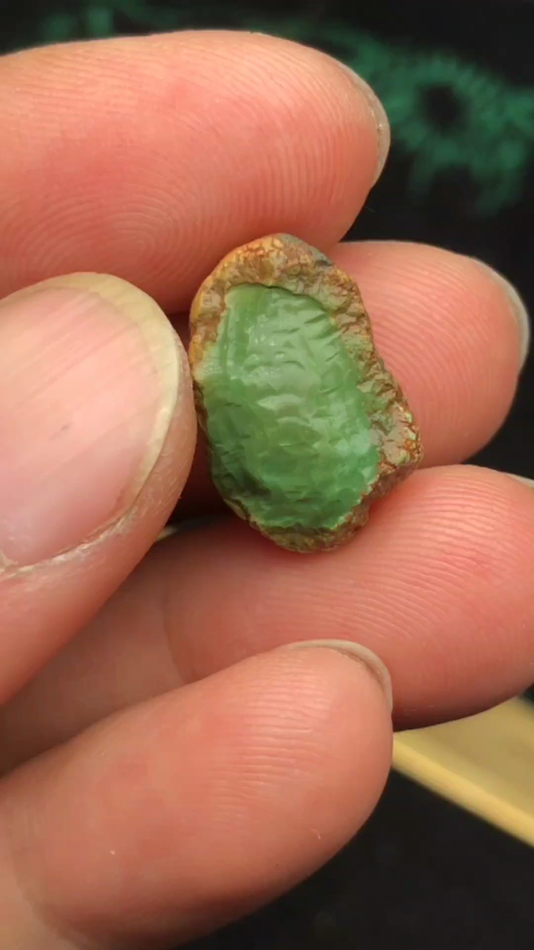2.7克,原矿绿松石原石,玉化菜籽黄,雕刻,做背云,戒面都可