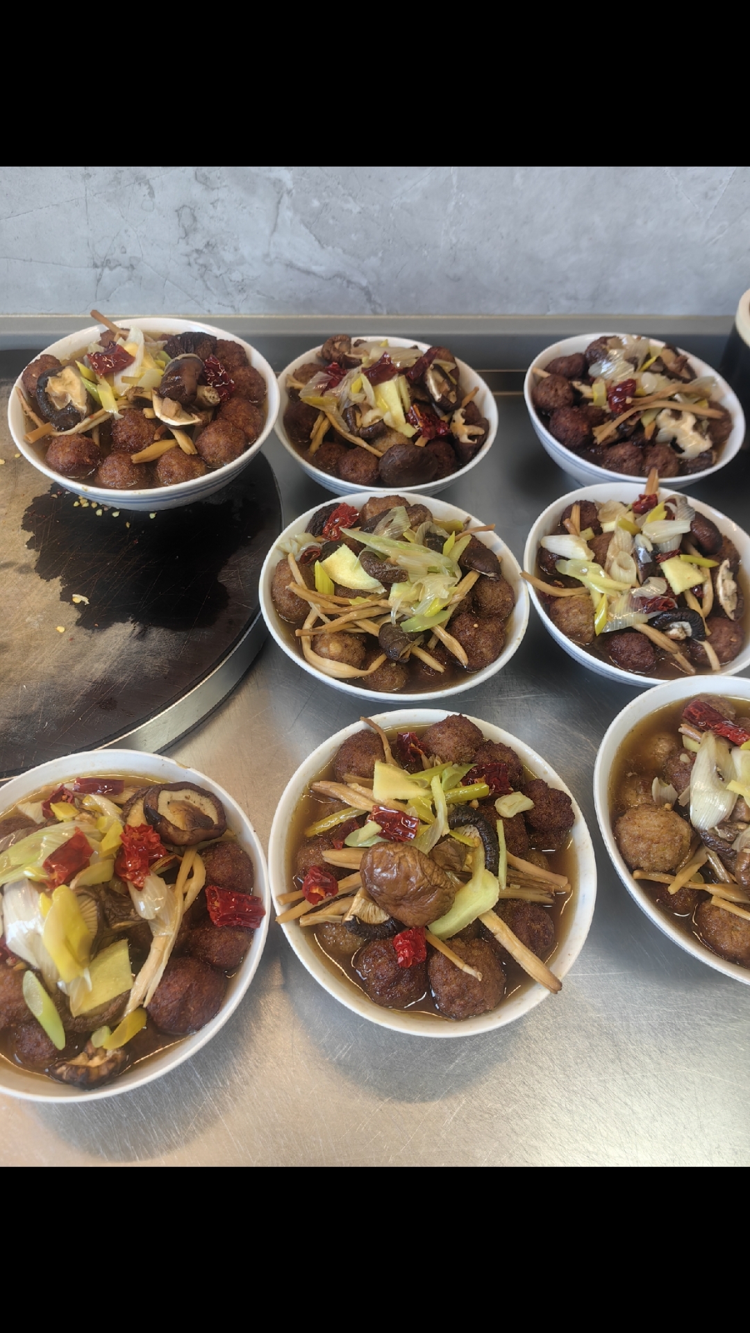 过年做蒸碗丸子、条子肉，是承载着团圆与吉祥的传统年味。