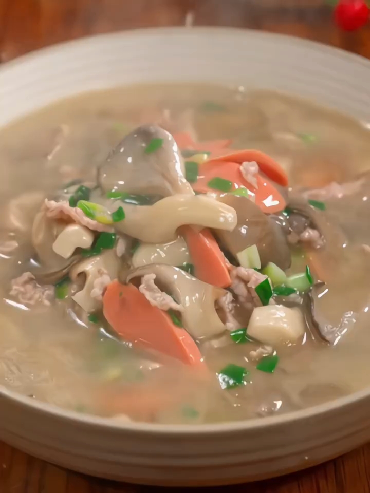 |||又鲜又香的平菇火腿瘦肉汤,天冷喝上一碗,暖心又暖胃美食