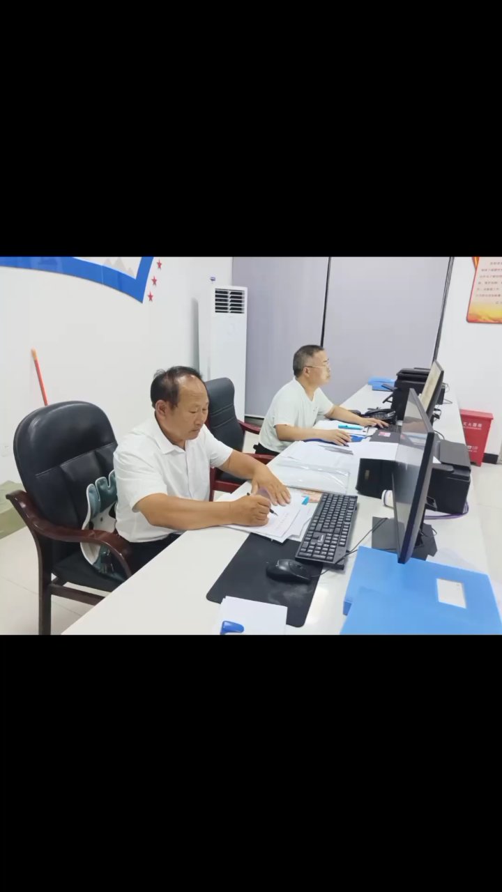 痴心守候，爱意深藏眼眸