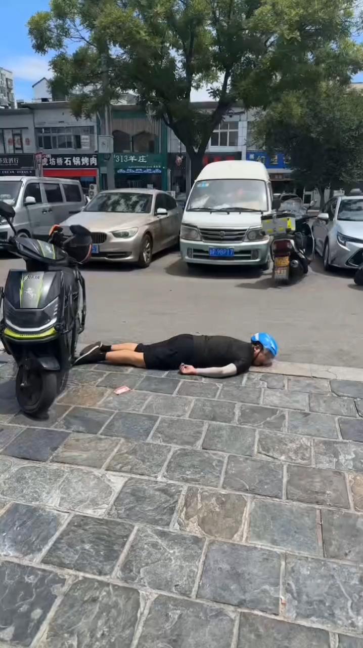 一外卖骑手趴地却没人敢上前查看,好冷漠呀!