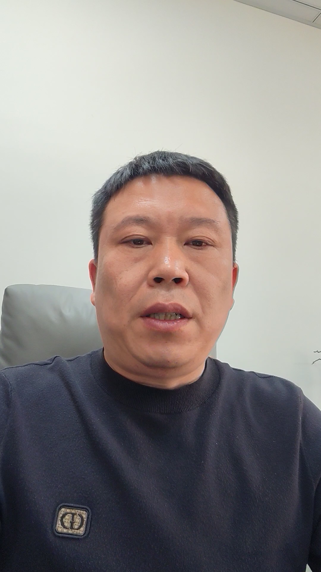 这位大叔的“表情包”太真实了,笑出腹肌?