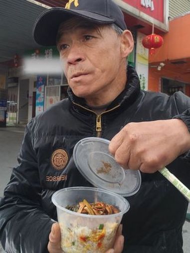 中午打包一份蛋炒饭 随拍 把家乡的味道分享给大家 每一帧都是热爱 看土味视频品百味人生 记