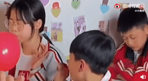 周一内涵囧图云飞系列 俄女老师跳肚皮舞迎接学生
