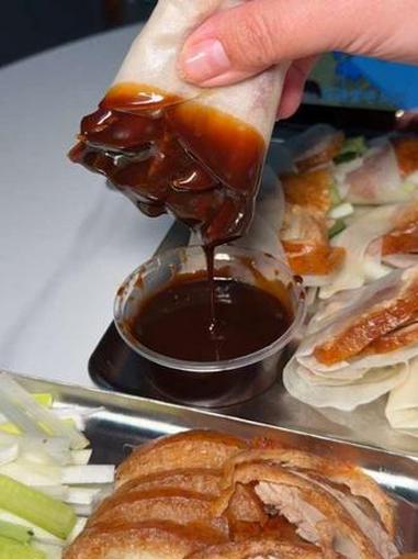 #谁懂这一口的好吃程度 年底快来吃夜南香北京烤鸭丫,皮酥肉嫩+卷饼蘸酱,一口下去满嘴流香～