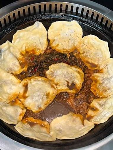 “在蚌埠!被藏在桥下的柴火地锅鸡贴饼馋到了……” 蚌埠美食 地方特色美食 农家地锅鸡 饭搭