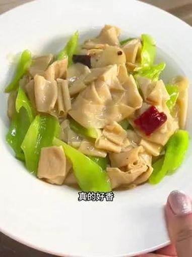 清炒的简单做法和烫火锅都很好吃,豆香嫩滑有嚼劲 豆皮 炒豆皮家常做法 豆制品 干豆皮的家常