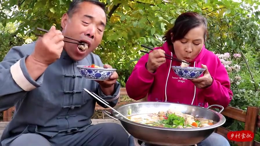 头回见这么炖羊汤的,食叔做“清汤羊肉”,老婆喝了一碗还嫌不够