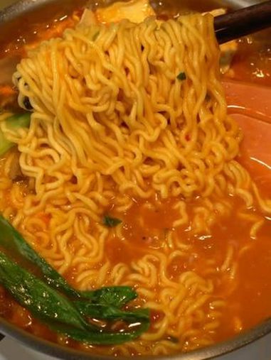 原来韩国的方便面和咱们的真不一样 好吃到停不下 谁懂这一口的好吃程度 方便面