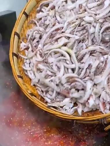 以后想吃路边的香辣鱿鱼须，可以不用出去买啦～香辣鱿鱼须 鱿鱼须 鱿鱼须的做法