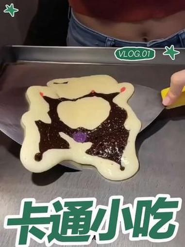 在曼谷的街头,遇见一份甜蜜的惊喜。巧克力与面糊的邂逅,绘出童年的模样。 泰国美食 卡通煎饼