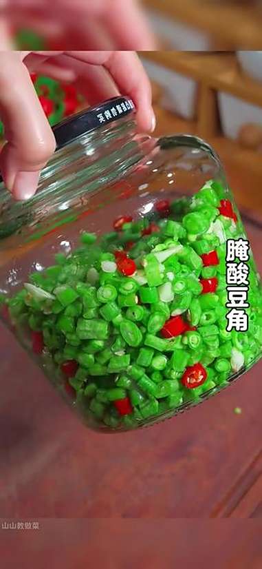 喜欢吃酸豆角的,趁着现在豆角大量上市的季节,可以像我这样做,简单易学,几天就能吃。自制酸豆