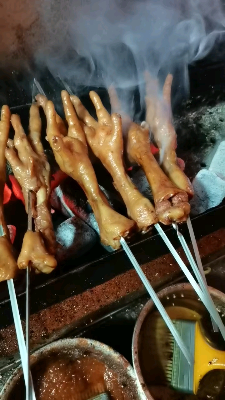 烤鸡爪在炭火上滋滋冒油，这香味谁顶得住？