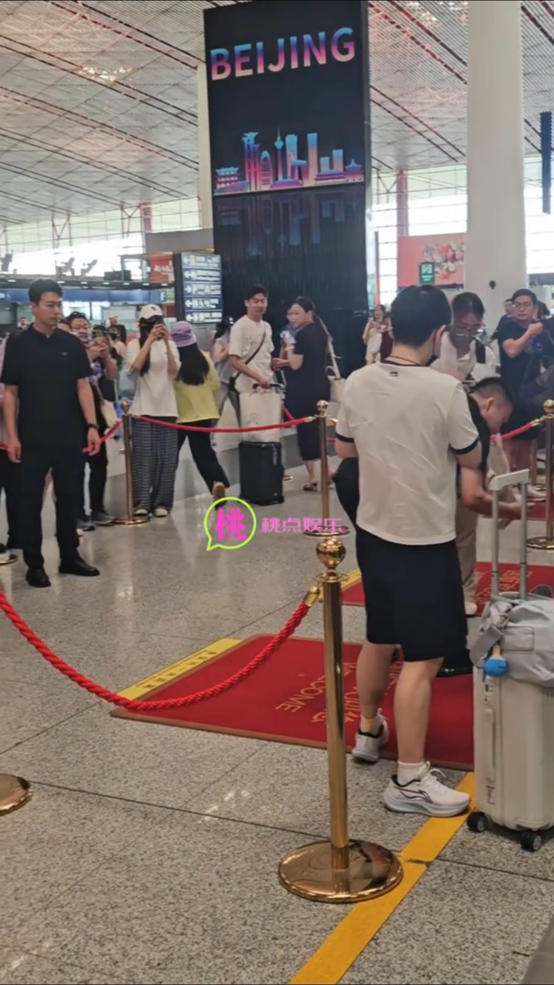 包包的包包上挂了小鲨鱼吗
