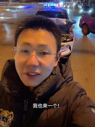 最近奔驰的广告语很火 我也来一个!各位各位!深情不及久伴 厚爱无需多言 奔驰广告语 文案 
