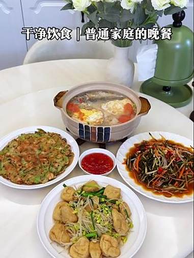 普通家庭的晚餐！今日食谱：虾仁丝瓜烙｜凉拌海带丝｜油豆腐炒豆芽｜番茄鲫鱼汤 家常菜 晚餐 