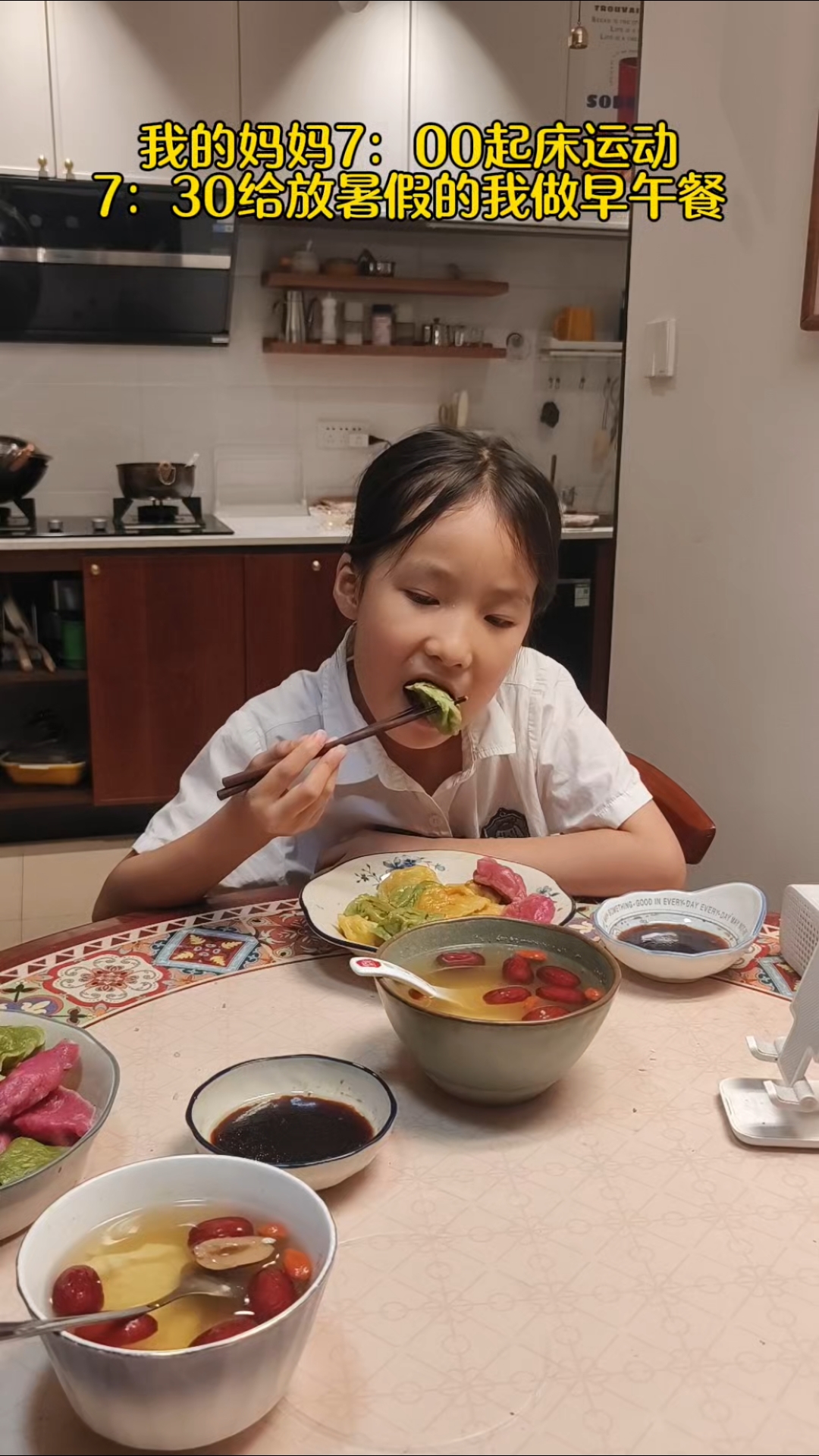 7：00起床 给放暑假小学生做早午餐，好幸福！