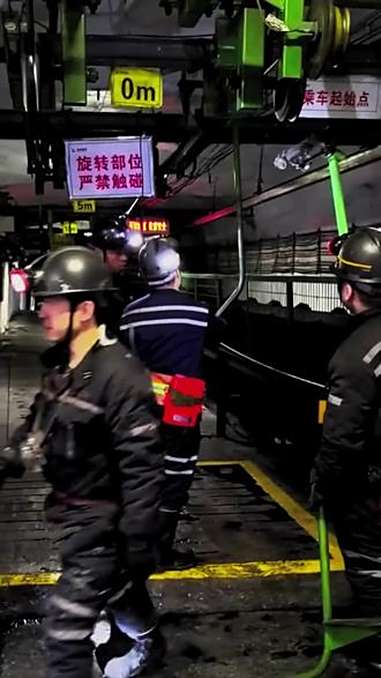 矿工兄弟 安全第一 时刻准备着 现在煤矿行业怪象丛生,一线煤矿工人越来越少,管理人员却越来