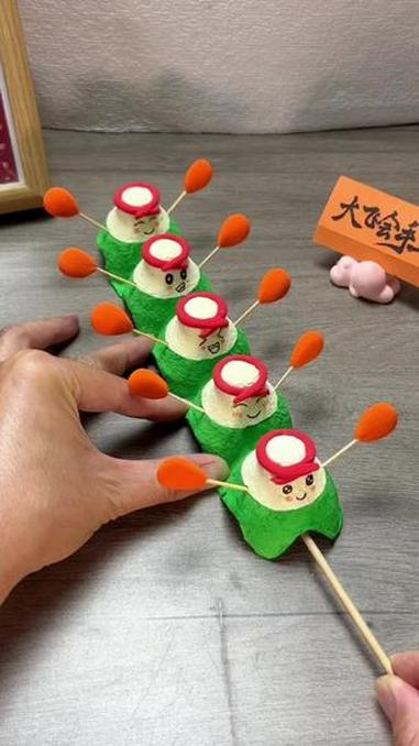 端午节快到了，用鸡蛋托做个好玩的划龙舟小粽子玩具！#亲子手工 #幼儿园手工 #端午节手工 