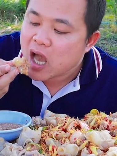 泰式海鲜酱凉拌鱿鱼脖 泰国主播吃美食视频 泰国有哪些神奇美食 泰国生活 泰国大叔 内容启发