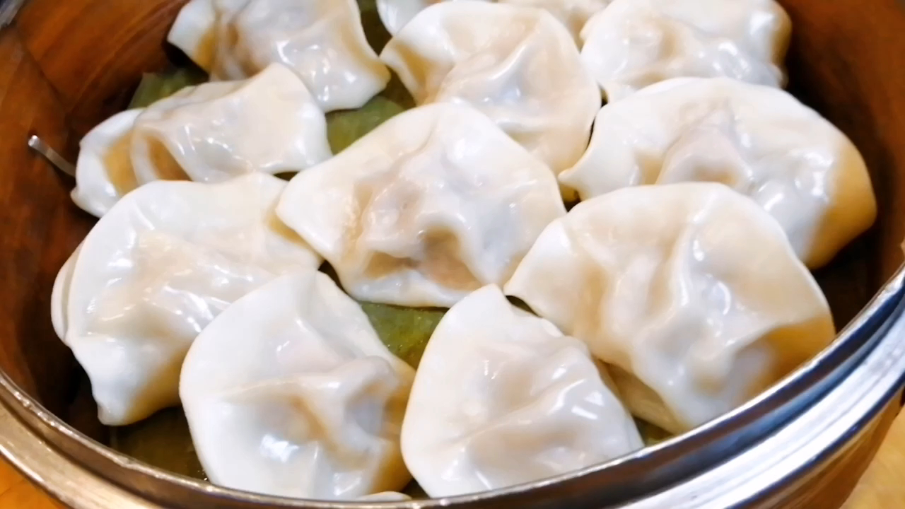 #探店打卡# 岭头凰竹盐鸡开加盟店了!在南宁北湖海陆丰水产市场里面,旗舰店老板朱总到场祝贺