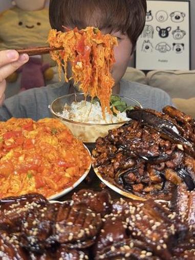 鲍鱼红烧肉炖粉条+番茄拉丝蛋+肉沫茄子！鲍鱼红烧肉炖粉条、番茄拉丝鸡蛋、肉沫茄子——这顿搭