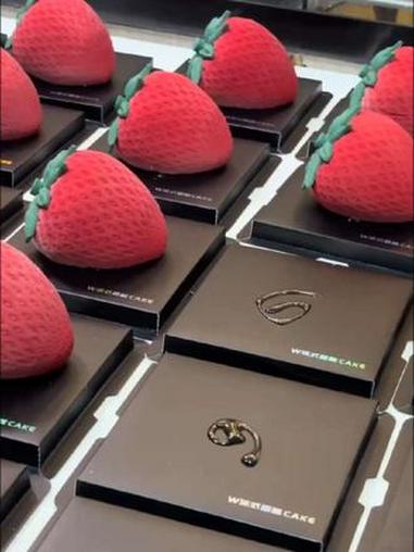 上热门 我想要一块草莓蛋糕,一块就可以 草莓蛋糕 蛋糕 仪式感 又到了吃草莓蛋糕的时候