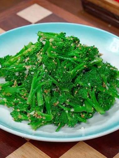 这是最近网上很火的年夜饭西兰花的神仙吃法,浓郁的芝麻盐包裹着脆嫩的西兰花,营养健康低卡又好