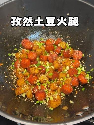 比烧烤还好吃的孜然土豆火腿,几块钱就能搞定,做法也很简单,真的巨好吃～#孜然土豆火腿#真实